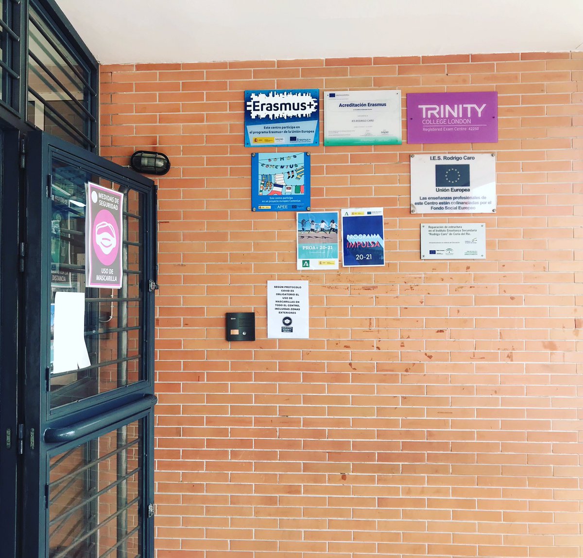 caro_ies's tweet photo. Placa otorgada al centro por la participación en el programa #ErasmusPlus de la Unión Europea. 
Gracias @sepiegob por reconocer el esfuerzo y dedicación de impulsar el sentimiento de ciudadanía europea, la promoción de los valores comunes europeos y la #educacion inclusiva. https://t.co/Nebf1Td8PL