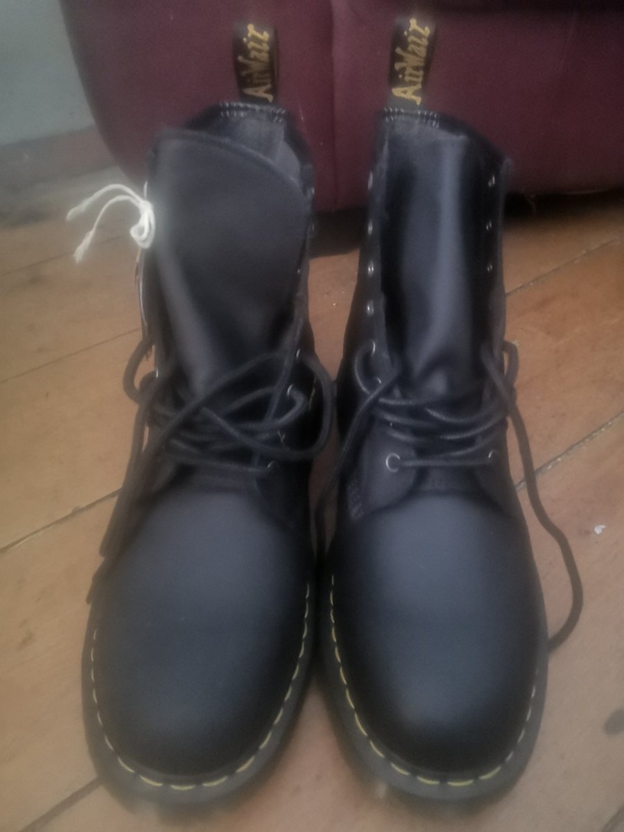 RemadeGuitars's tweet photo. Any day that starts with the arrival of a new pair of @DrMartens #boots is a #GoodDay #Doc1460 #Winterised https://t.co/IjABcTrheX