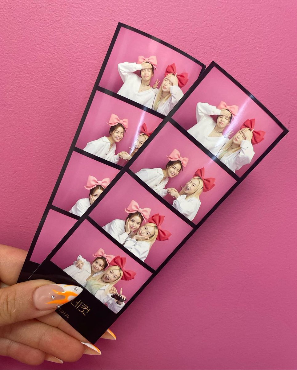 solarkeem_bot's tweet photo. [📸] 2022.05.30

스티커사진기 많이 발전했네👏🏻👏🏻
허니패밀리 모여모여💕

🔗https://t.co/BbrkLgdIvC

#솔라 #SOLAR
@RBW_MAMAMOO https://t.co/3Ampe4hPKy
