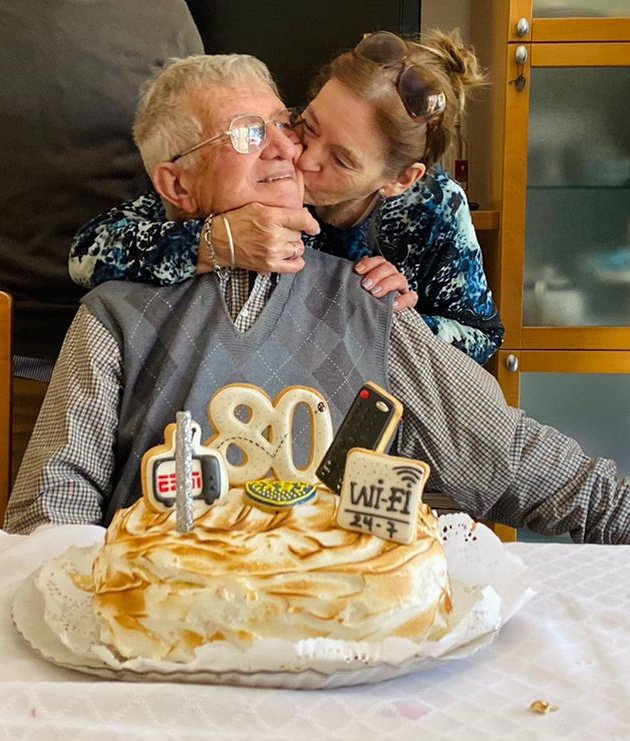 serenamarelli1's tweet photo. Antes de ayer mis abuelos me hicieron videollamada, en el medio mi abuelo me dijo "hace 65 años que tu abuela me tiene enamorado". Ayer fue el cumple de mi abuelo y esta foto me lleno de amor https://t.co/z9LZBqxcRF