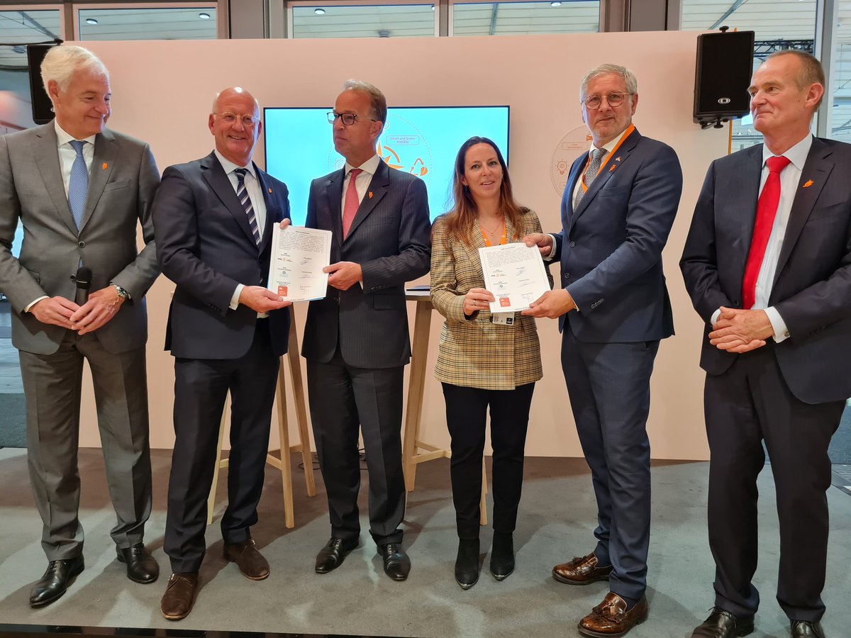 NLnachrichten's tweet photo. Um die Zusammenarbeit zwischen Deutschland &amp; den Niederlanden zu verstärken, werden auf der @hannover_messe zwei gemeinsame Projekte vorgestellt rundum nachhaltige Mobilität &amp; Smart Industry:@MinisterieEZK @minbuza @NLinMUC @FME_NL @HollandHighTech @IndustrySmart @Automotive_NLD https://t.co/hBe8cZqr7r