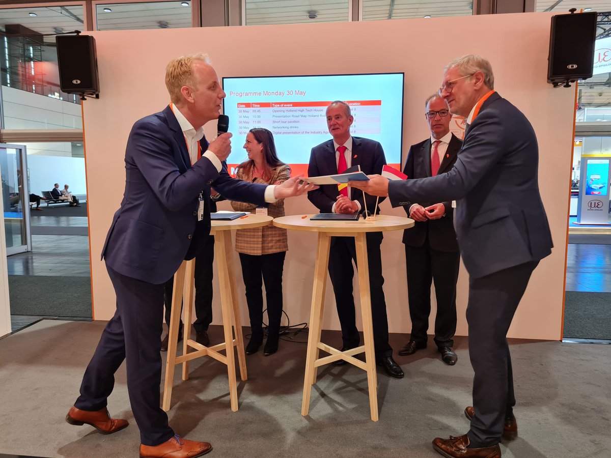 NLnachrichten's tweet photo. Um die Zusammenarbeit zwischen Deutschland &amp; den Niederlanden zu verstärken, werden auf der @hannover_messe zwei gemeinsame Projekte vorgestellt rundum nachhaltige Mobilität &amp; Smart Industry:@MinisterieEZK @minbuza @NLinMUC @FME_NL @HollandHighTech @IndustrySmart @Automotive_NLD https://t.co/hBe8cZqr7r