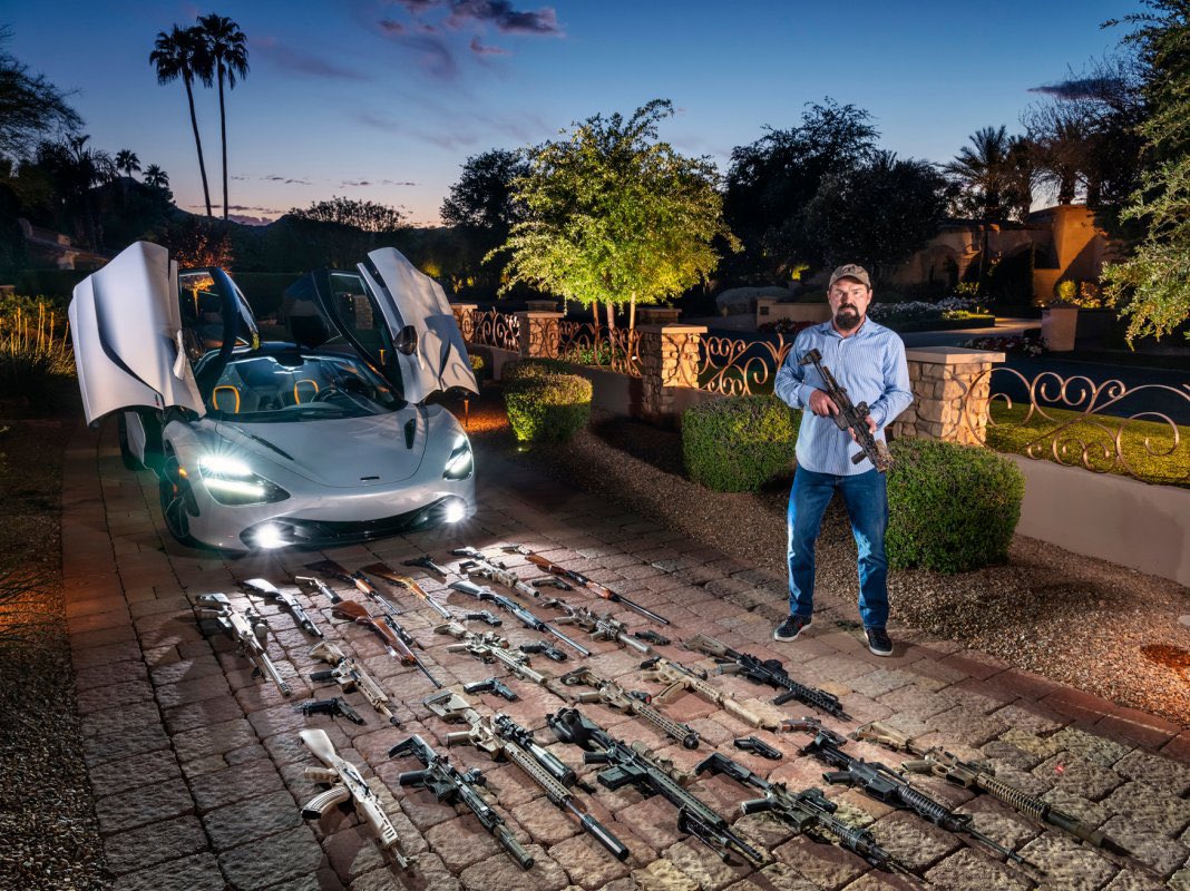 alchimistfr's tweet image. La série de photos nommée "Ameriguns" de Gabriele Galimberti. 

Le photographe a parcouru les États-Unis pour rencontrer des propriétaires d’armes dans le but de montrer l’irrationalité et la folie des droits américains sur ce sujet.