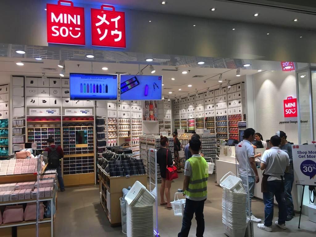 Jangan heran kalau Miniso produknya murah, karena brand ini dari China tapi gaya khas Jepang. Umurnya 8 tahun, tapi "aggressive expansion" bikin mereka punya 3500+ outlet di dunia. 

Ada 3 hal marketing yg bikin Miniso growth nya kenceng banget dibanding pesaingnya. A thread.