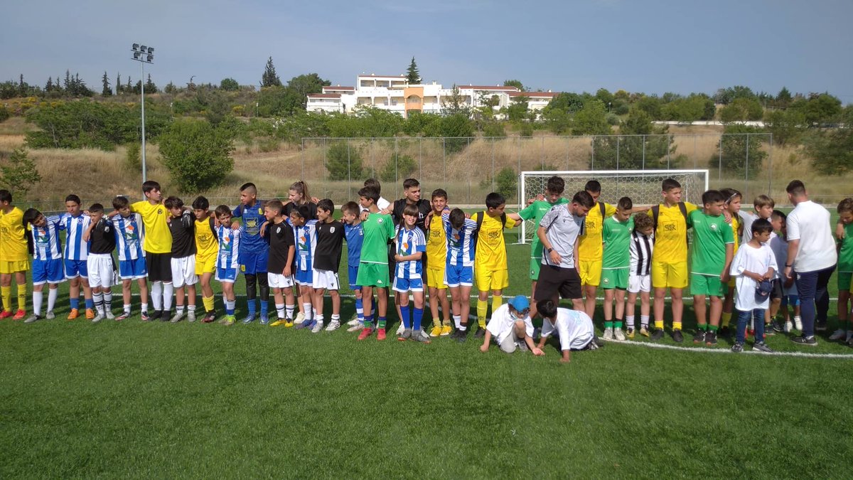 In memory of Alkis Kampanos, Greek football academies alongside children from refugee backgrounds stood together against violence showing that football unites across borders, backgrounds and highlighted the importance of peaceful coexistence.
Photos: @asbgreece, <a href="/metrosportgr_/">Metrosport.gr</a>