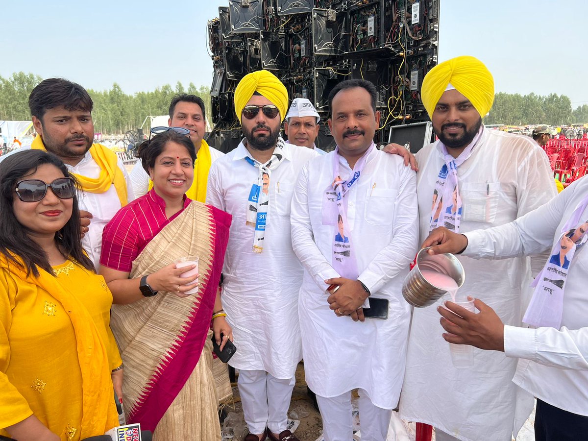 SubedarVikram's tweet photo. रेवाड़ी विधानसभा अध्यक्ष सूबेदार विक्रम सिंह ने इस महत्वपूर्ण योगदान के लिए टीम के समस्त कर्मठ कार्यकर्ताओं को सहयोग के लिए सभी का धन्यवाद कहा व आभार व्यक्त किया

सूबेदार विक्रम सिंह
विधानसभा अध्यक्ष
रेवाड़ी
@ArvindKejriwal @AAPHaryana @AAPDelhi  @shikhagargaap @DrSushilKrGupta https://t.co/j3OZwrOv5I