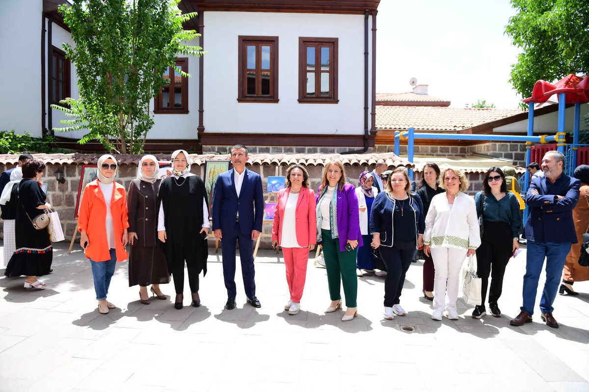 Kültür ve Turizm Bakan Yardımcımız Sn. <a href="/OzgulOzkanYAVUZ/">Özgül ÖZKAN YAVUZ</a> ile KADEM Ankara Temsilciliği'ndeki Kadın Sanatçılar ve El Verilen Genç Sanatçılar Karma Sergisi'nin açılışını gerçekleştirdik.

📍Hacettepe