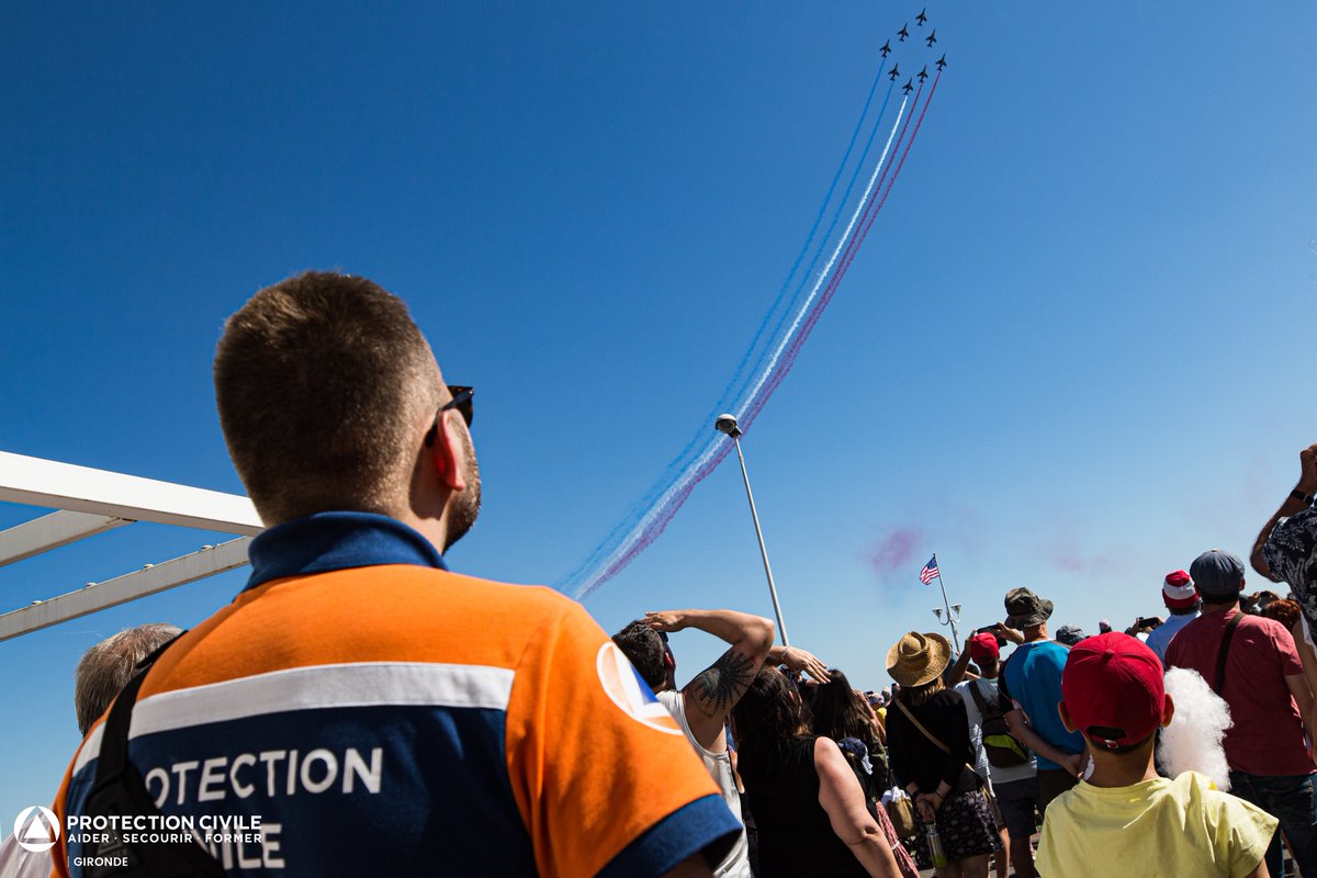 Protec33's tweet photo. Durant tout le week-end et sous les fumées de la @PAFofficiel, 12 secouristes de la #ProtectionCivile33 veillaient sur vous lors du meeting aérien de #Biscarrosse https://t.co/RQTTn8O1mv
