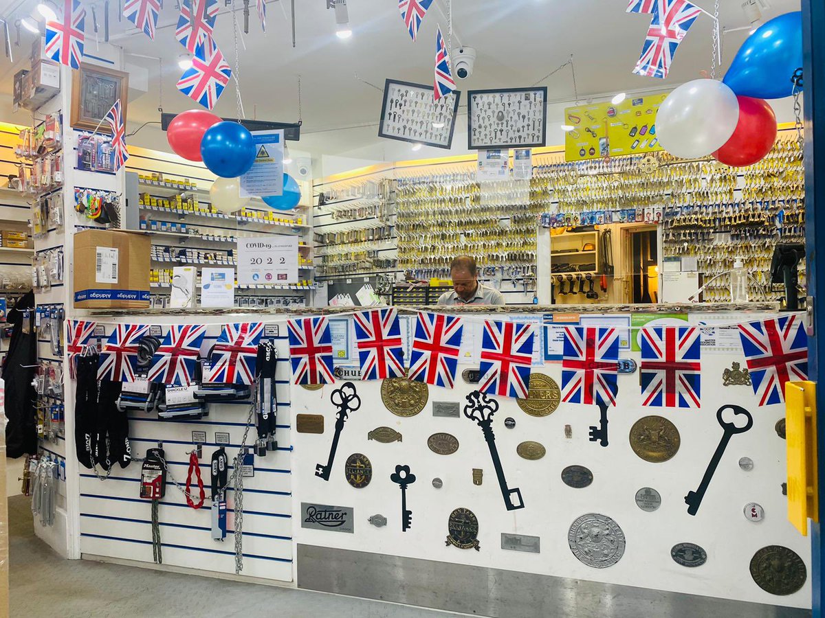 Sharing some Jubilee spirit here in Soho, London ❤️🤍💙 #JubileeCelebration #jubilee2022  #queensjubilee #PlatinumJubilee #Queen Elizabeth #Jubilee #HM70