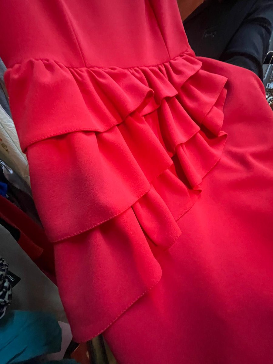 Nos encantan los volantes!!!
Vestido en crep elástico en rojo pasión (talla 38) por solo 50€.
Abiertos en Ayala, 59 hasta las 20h
#LiquidaciónPorTraslado #love
Feliz Lunes.