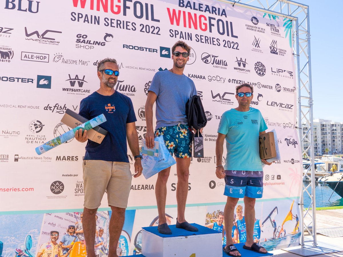 Espectacular el fin de semana vivido en el entorno de la bahía de Portmany, con el Balearia Wingfoil Spain Series 2022, organizado con la colaboración de Es Nàutic. Una selección de imágenes, con los podios de las tres categorías
#Deportes, #Ibiza #Eivissa #Vela #WingFoil