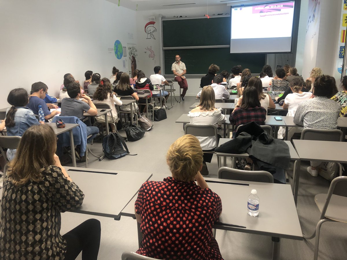 v_kerbellec's tweet photo. Présentation de la « vie du livre » aux élèves de #CPGE littéraires #hypokhâgne du @LyceeFermat. Un grand merci à Nicolas Vivès du rayon littérature chez @ombresblanches pour cet exposé riche et passionnant @LyceeFermat @ombresblanches @Doc_Tlse https://t.co/hxxvp4Idyo