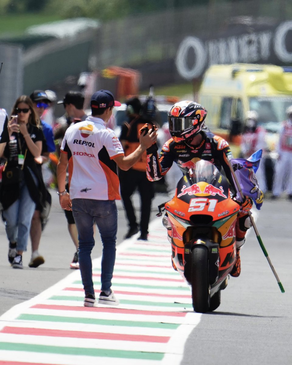 DAZN_ES's tweet photo. Es el reconocimiento de una leyenda como @marcmarquez93 a quien le toma el relevo como el ganador más joven de una carrera en Moto2 👏

Marc lo hizo con 1️⃣8️⃣ años y 8️⃣7️⃣ días. @37_pedroacosta con 1️⃣8️⃣ años y 4️⃣ días 😯

📷 @MotoGP

https://t.co/51LDMs2DFx