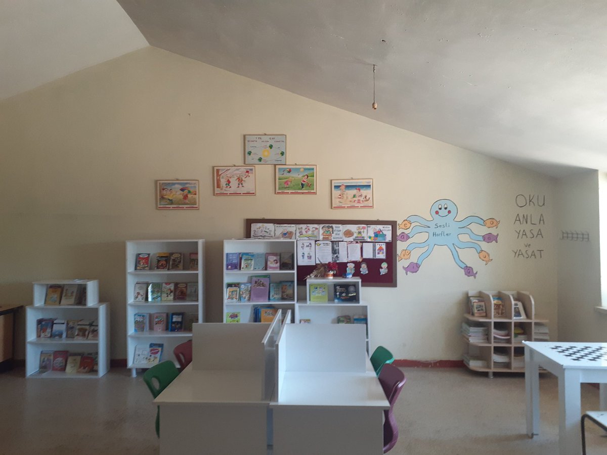 BCayustu's tweet photo. Temel  Eğitimde 10 bin okul projesi kapsamında kurulan kütüphanemiz 📚
@diclemem21 
@tcmeb 
@Diyarbakirmem https://t.co/aYgPr3PygG