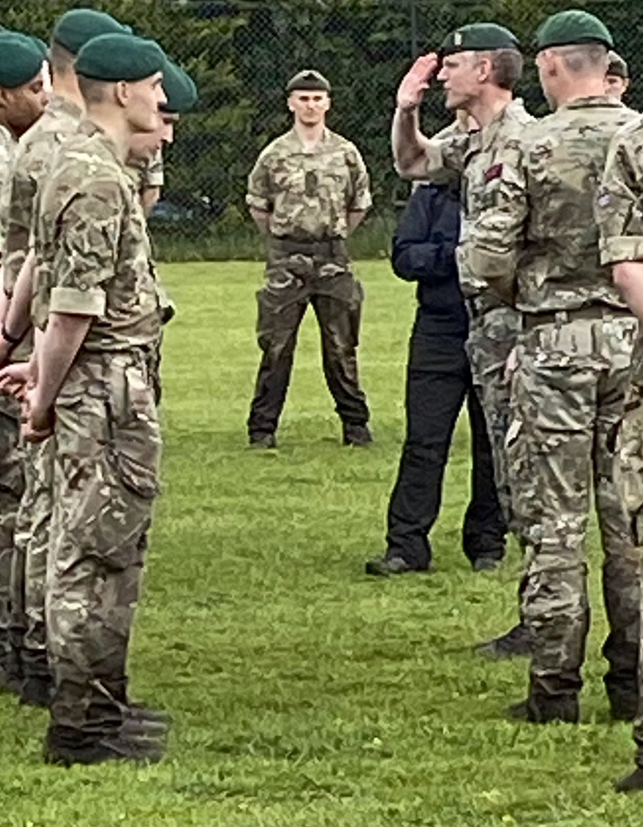 ColSimonChapman's tweet photo. Good outcome for the Young Officers. Berets presented by @BrigRCantrillRM. Some will try again; their training team beside them all the way. https://t.co/eeWQzzAhCU