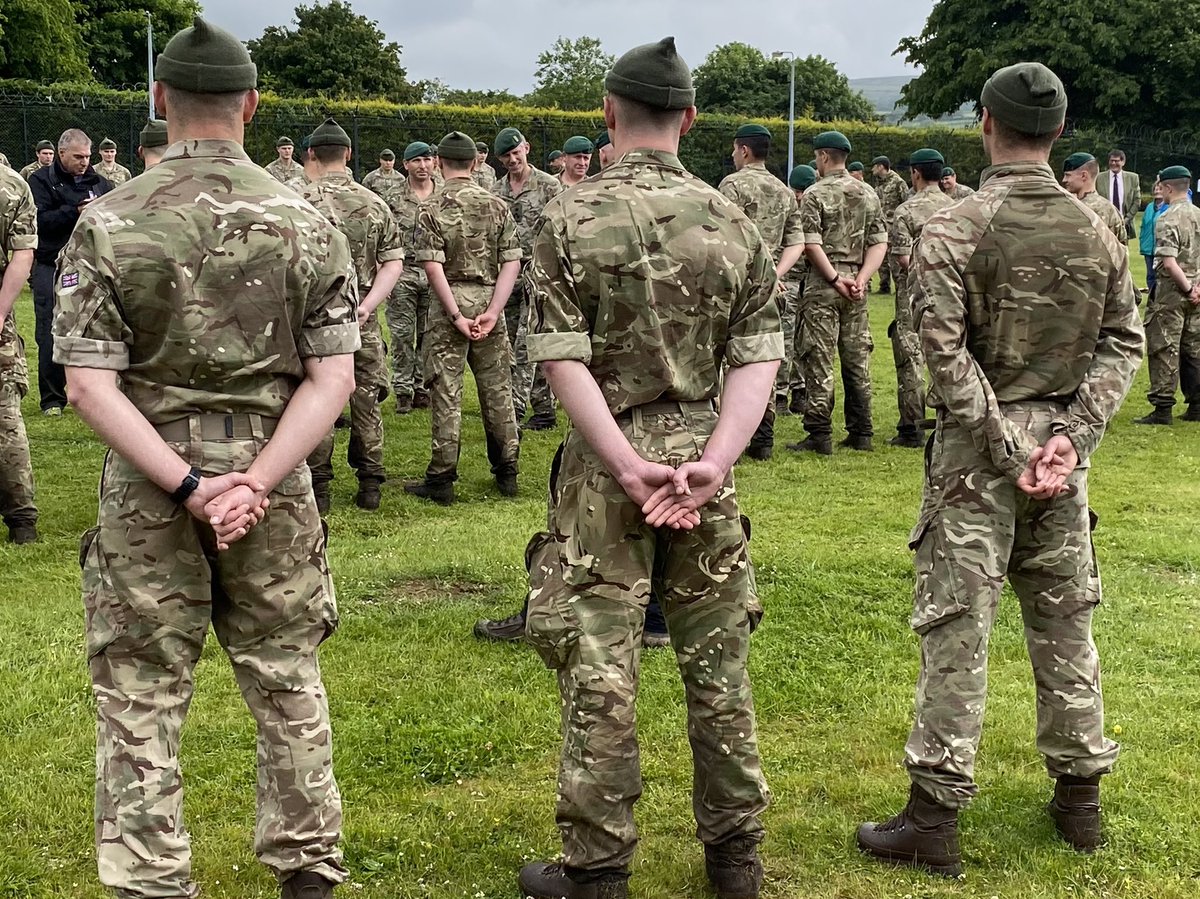 ColSimonChapman's tweet photo. Good outcome for the Young Officers. Berets presented by @BrigRCantrillRM. Some will try again; their training team beside them all the way. https://t.co/eeWQzzAhCU
