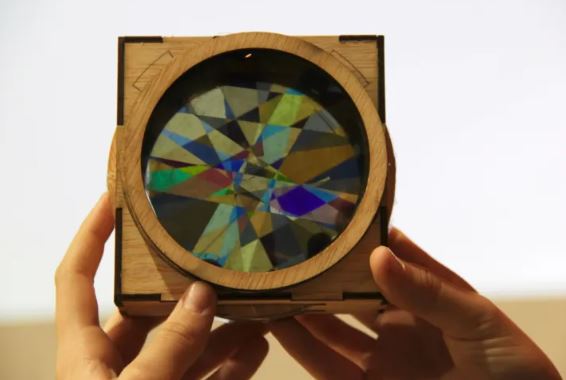 MakerFaireDelft's tweet photo. Kunst met polarisatie: Tijdens deze workshop maak je een kunstwerk wat door polarisatie van kleur veranderd met iedere beweging.
#fotonica #makerfairedelft #workshop #getyourticketsnow https://t.co/r53U46Fz6X