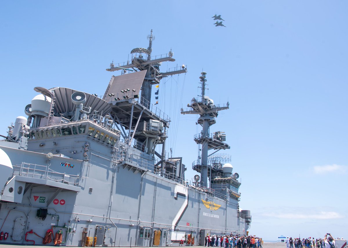 F/A-18E Super Hornets conduct a flyover @ussessex_lhd2 during Los Angeles Fleet Week, May 29, 2022. U.S. Navy photo by MC2 Wesley Richardson. #USNavy #GoNavy #Navy #USmilitary #KnowYourMil #Expeditionary #ForgedBytheSea #USPacificFleet #USSEssexLHD2 #LAFW2022 #LAFleetWeek2022