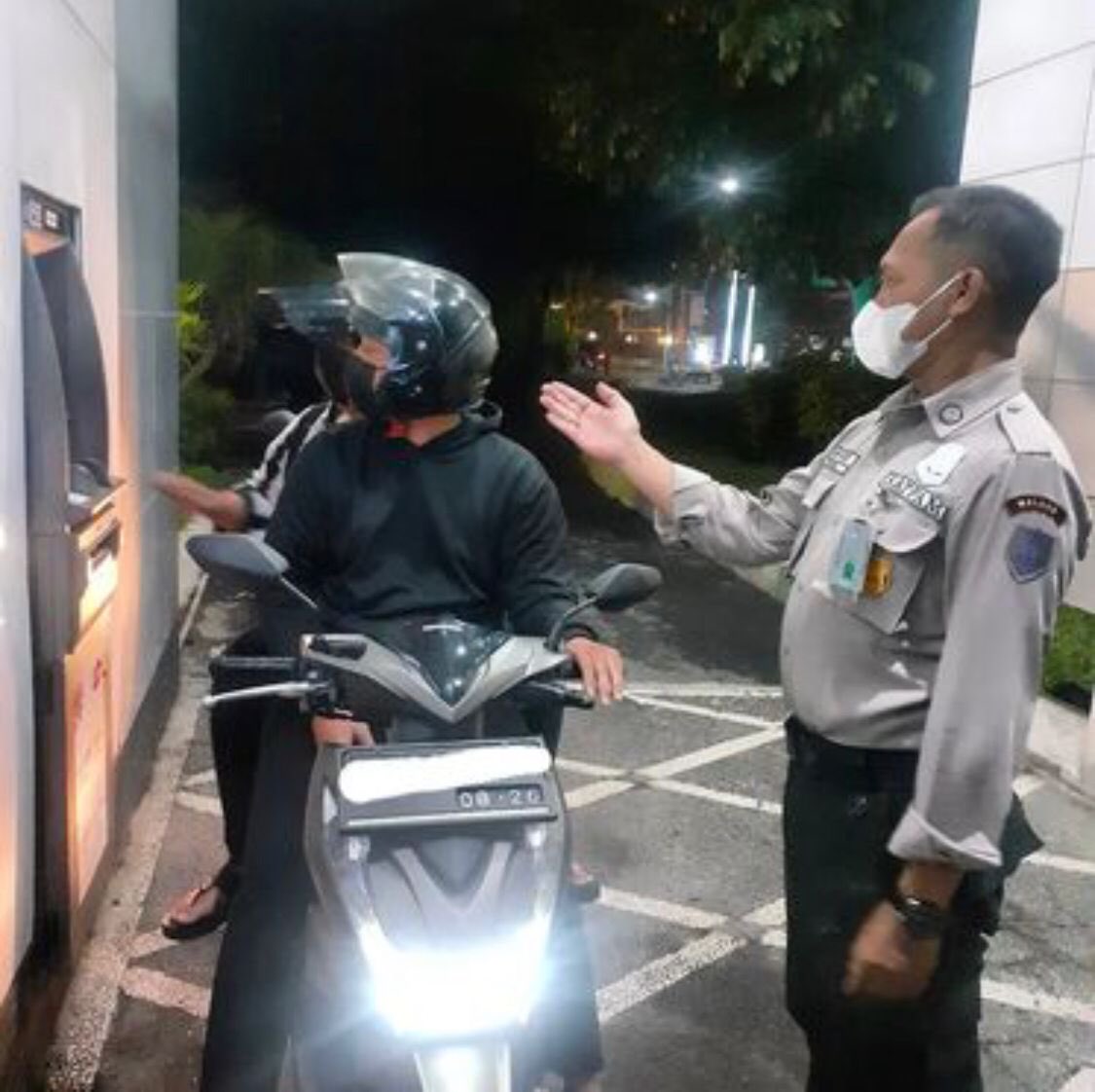sarfinaintan's tweet photo. Satpam BRI melayani dengan setulus hati, melayani dengan sigap
#SatpamBRISigap
#ROBRIMalang
#BRIKancaMalangMartadinata https://t.co/WRJVnOW3Jo