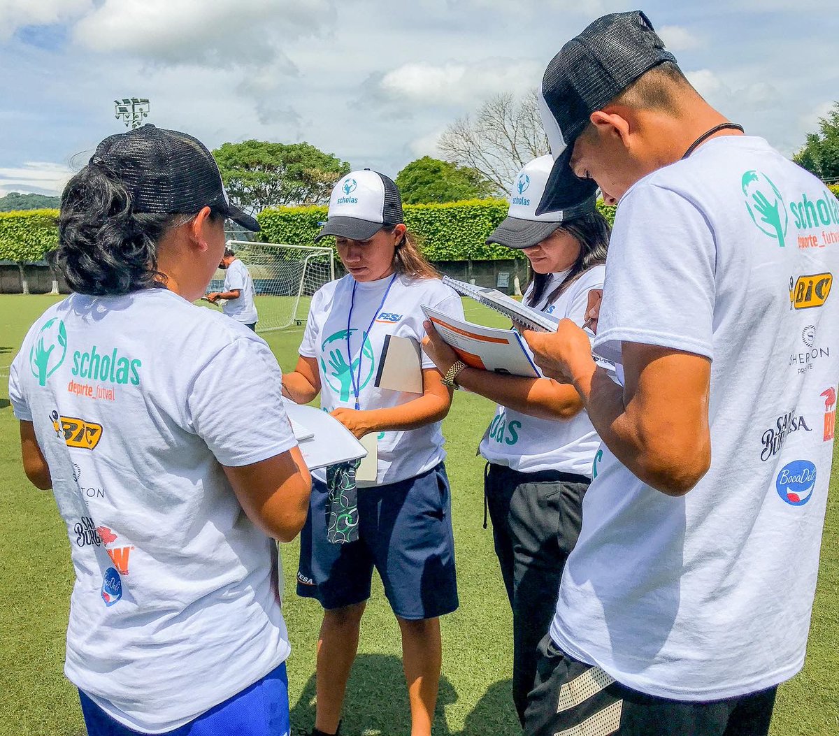 scholasOk's tweet photo. Terminó el Programa FutVal junto a FESA El Salvador 🇸🇻.
Las experiencias quedarán para siempre en los niños y entrenadores que participaron ✨⚽️
Gracias 🤍
The "FutVal Programme" with FESA is over ⚽️
Thank you 🤍
#ScholasOccurrentes
#FutVal https://t.co/wtqF7Ckagm