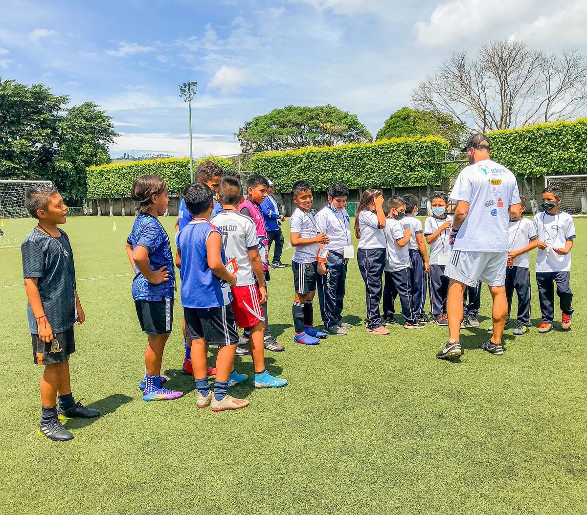 scholasOk's tweet photo. Terminó el Programa FutVal junto a FESA El Salvador 🇸🇻.
Las experiencias quedarán para siempre en los niños y entrenadores que participaron ✨⚽️
Gracias 🤍
The "FutVal Programme" with FESA is over ⚽️
Thank you 🤍
#ScholasOccurrentes
#FutVal https://t.co/wtqF7Ckagm