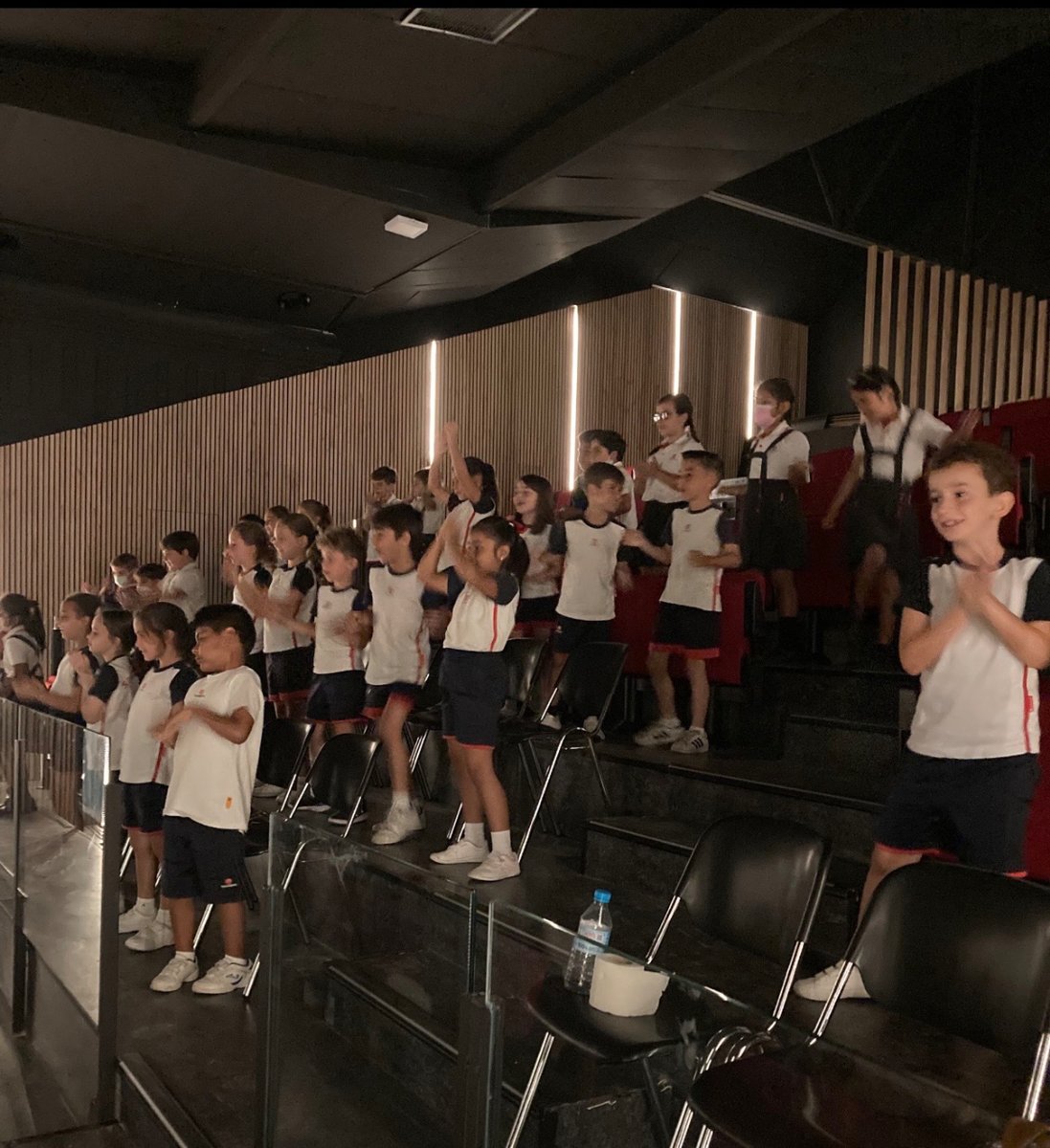 salesianotriana's tweet photo. Hoy nuestros niños de infantil y primer ciclo de primaria, junto con alumnos del Protectorado, disfrutan del teatro en inglés "A fishy tale". Una manera divertida de disfrutar y aprender este idioma. #salesianos #salesianostriana #educacioninfantil #educacionprimaria https://t.co/HbsYe5YrwA