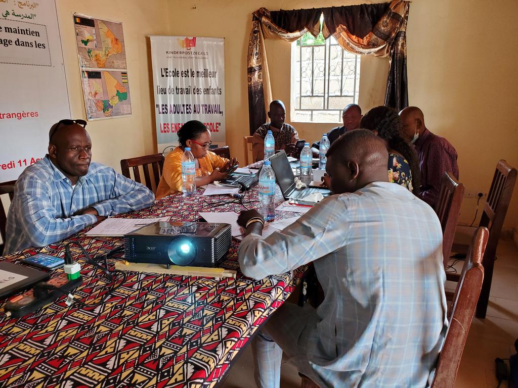 Araba_Coulibaly's tweet photo. Formation et renforcement de capacités des énumerateurs/énumeratrices sur l'utilisation de #SensMaker un
logiciel qui aide à créer un ensemble de donner quali/quanti qui peuvent être analysées, visualisées et interprétées. 
 #WNCB
@MaliTpae
@eduint https://t.co/ypzje9LVL6