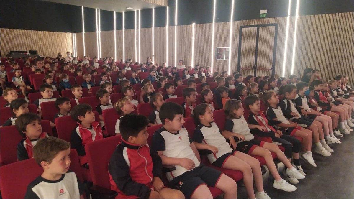 salesianotriana's tweet photo. Hoy nuestros niños de infantil y primer ciclo de primaria, junto con alumnos del Protectorado, disfrutan del teatro en inglés "A fishy tale". Una manera divertida de disfrutar y aprender este idioma. #salesianos #salesianostriana #educacioninfantil #educacionprimaria https://t.co/HbsYe5YrwA