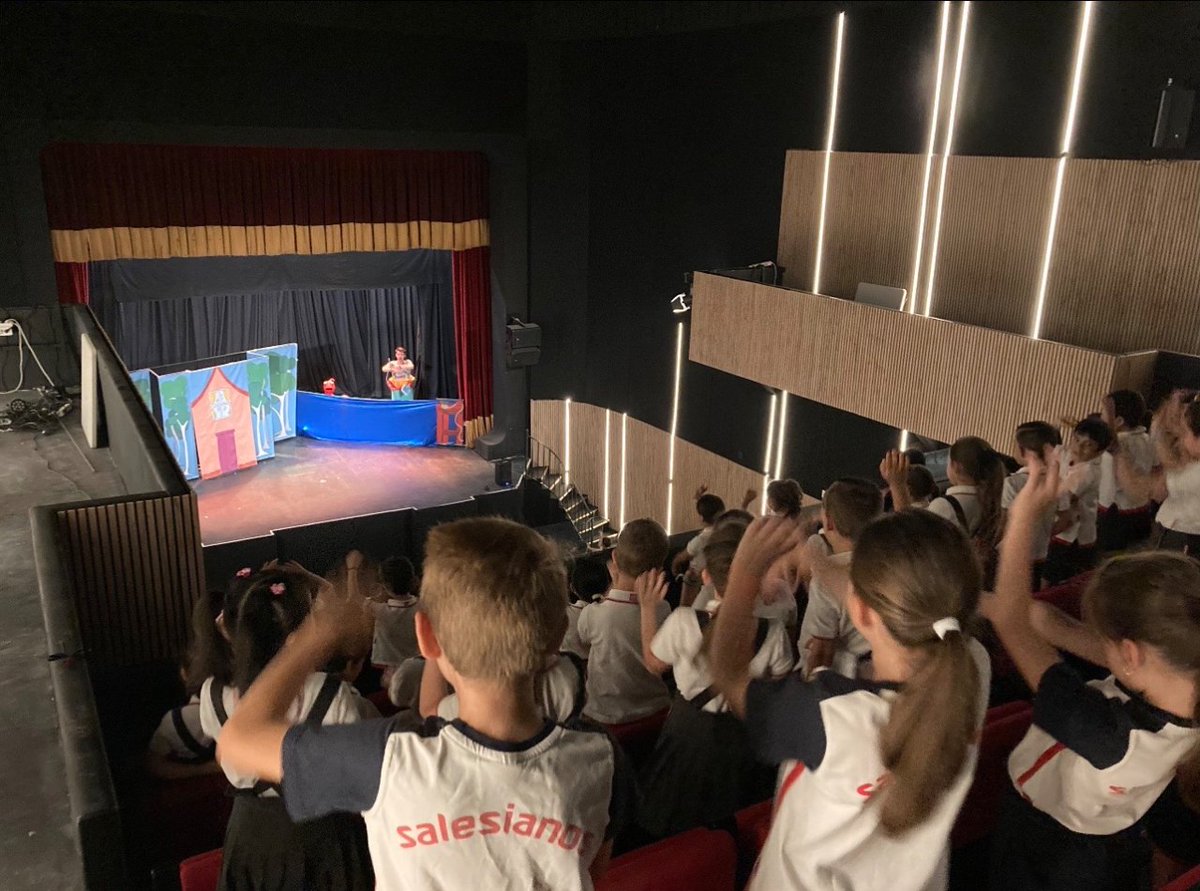 salesianotriana's tweet photo. Hoy nuestros niños de infantil y primer ciclo de primaria, junto con alumnos del Protectorado, disfrutan del teatro en inglés "A fishy tale". Una manera divertida de disfrutar y aprender este idioma. #salesianos #salesianostriana #educacioninfantil #educacionprimaria https://t.co/HbsYe5YrwA