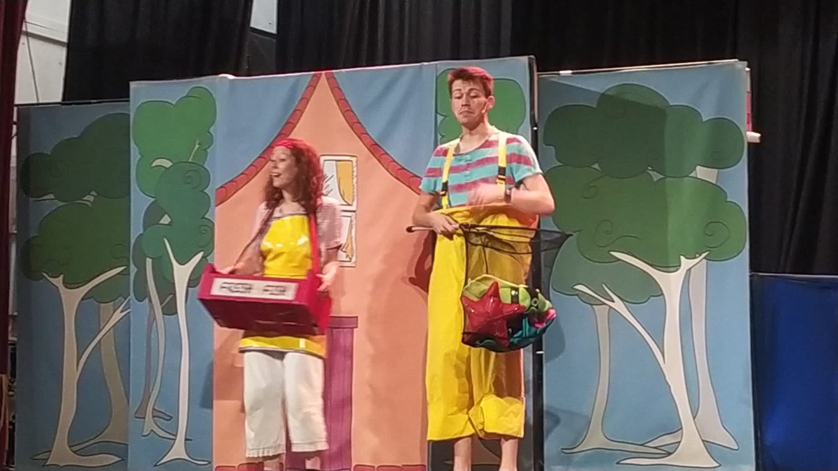 salesianotriana's tweet photo. Hoy nuestros niños de infantil y primer ciclo de primaria, junto con alumnos del Protectorado, disfrutan del teatro en inglés "A fishy tale". Una manera divertida de disfrutar y aprender este idioma. #salesianos #salesianostriana #educacioninfantil #educacionprimaria https://t.co/HbsYe5YrwA