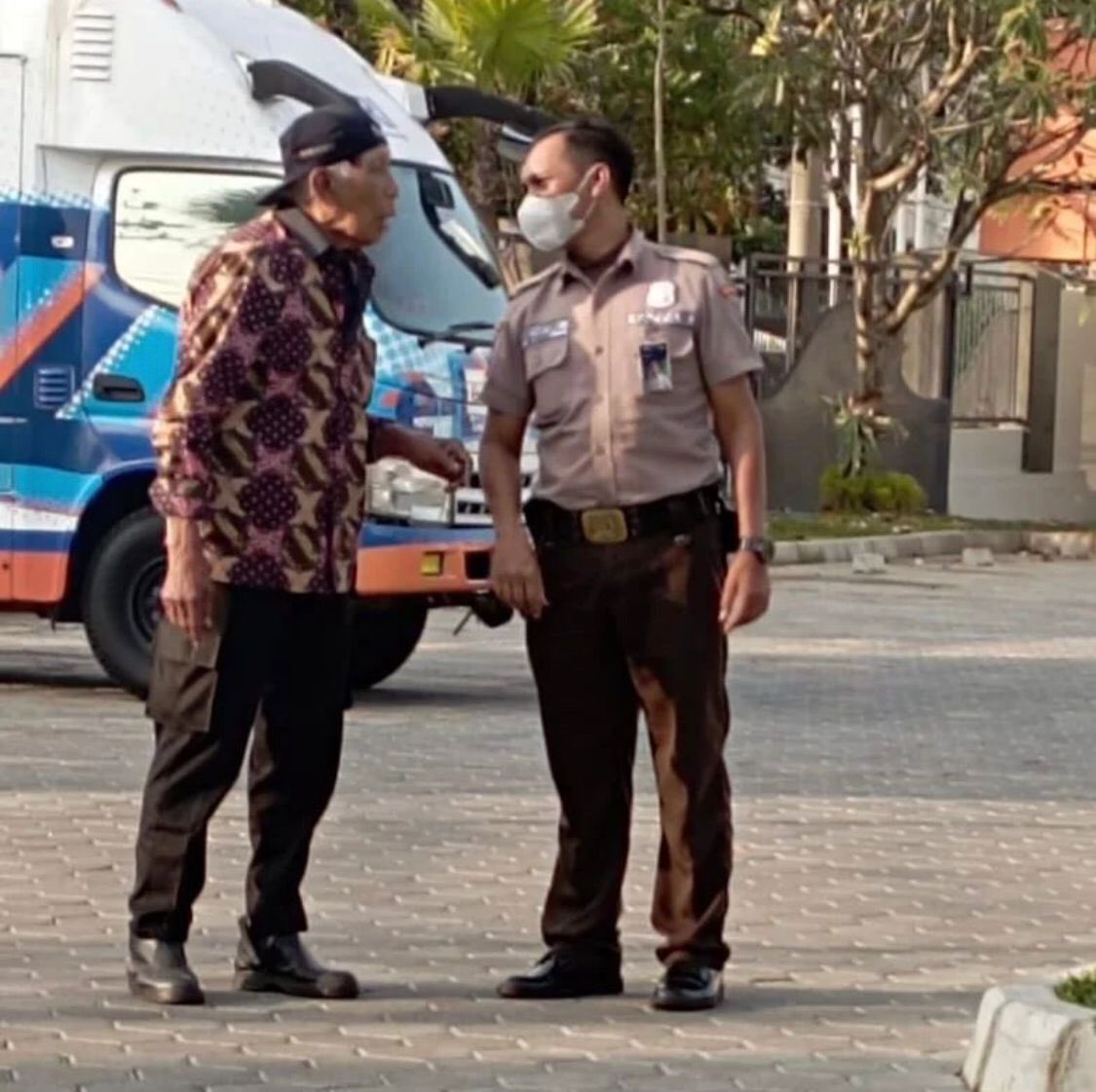 sarfinaintan's tweet photo. Satpam BRI melayani dengan setulus hati 
#SatpamBRISigap
#ROBRIMalang
#BRIKancaMalangMartadinata https://t.co/7wGpcnbZKs