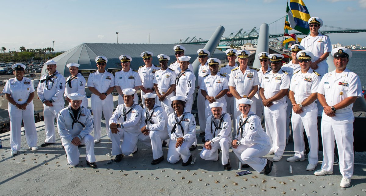 @ussessex_lhd2 and the @ussportlandlpd27 Sailors pose for a group photo aboard USS Iowa during LAFW U.S. Navy photo by MCSN Donita Burks. #USNavy #GoNavy #Navy #Sailors #KnowYourMil #Expeditionary #ForgedBytheSea #USPacificFleet #USSEssexLHD2 #LAFW2022 #LAFleetWeek2022