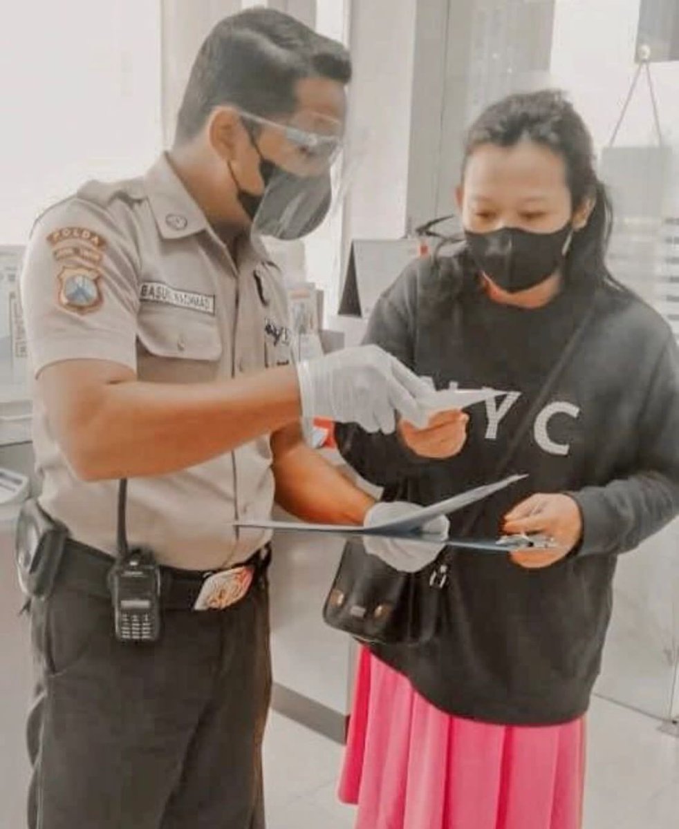 sarfinaintan's tweet photo. Satpam BRI selalu mengedepankan kepuasan nasabah
#SatpamBRISigap
#ROBRIMalang
#BRIKancaMalangMartadinata https://t.co/ntNGhzdTgN