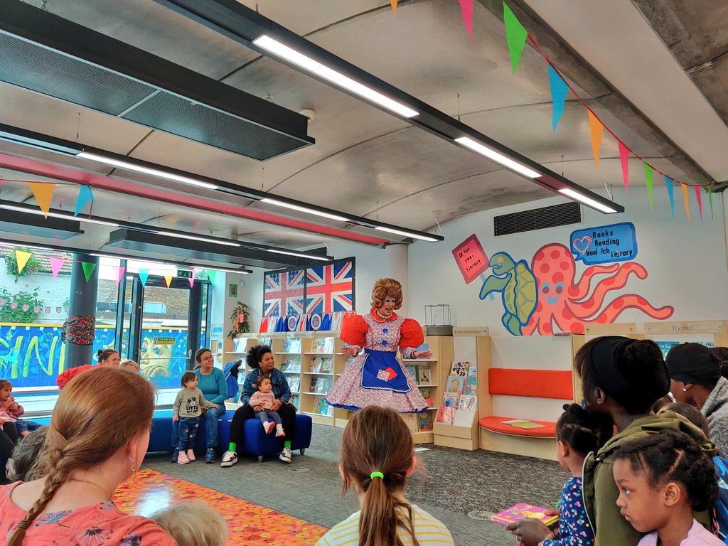 Took the kids to see @MamaGStories at <a href="/WoolwichLibrary/">Woolwich Centre Library</a> this morning and it was as joyful as ever 🌈✨! Have been a fan of Mama G since seeing her in the <a href="/PetitePantos/">Petite Pantos</a> performance there earlier in the year