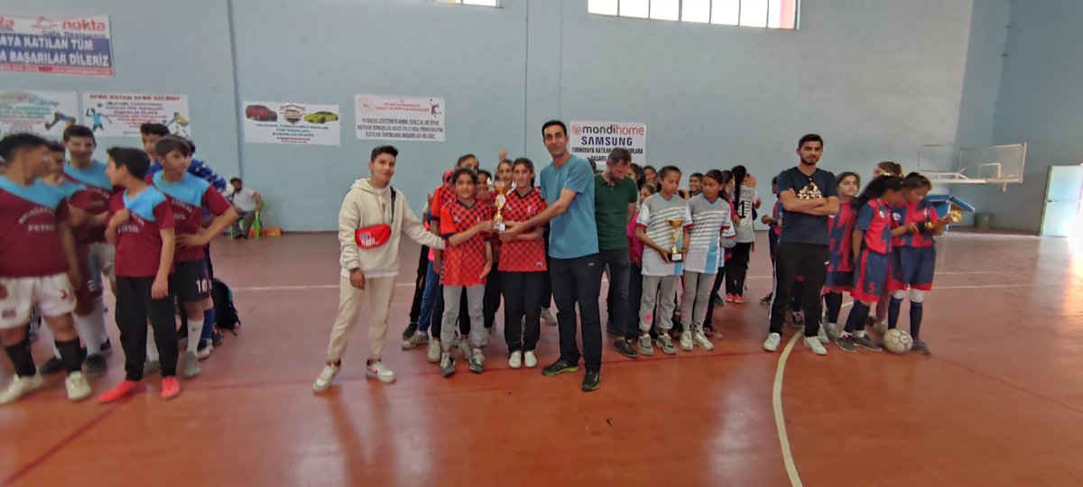 servetbulut23's tweet photo. Gençlik ve Spor İlçe Müdürlüğümüzün düzenlediği Okul Sporları kapsamında Yıldız Kız-Erkek Futsal Turnuvası yapılan kupa töreniyle sona ermiştir.Katılan tüm okullarımıza teşekkür ederiz @CankatarYusuf @ismailcalgangsb @CemilBu29716542 @FatihALPASLAN04 https://t.co/gERoc39oxt