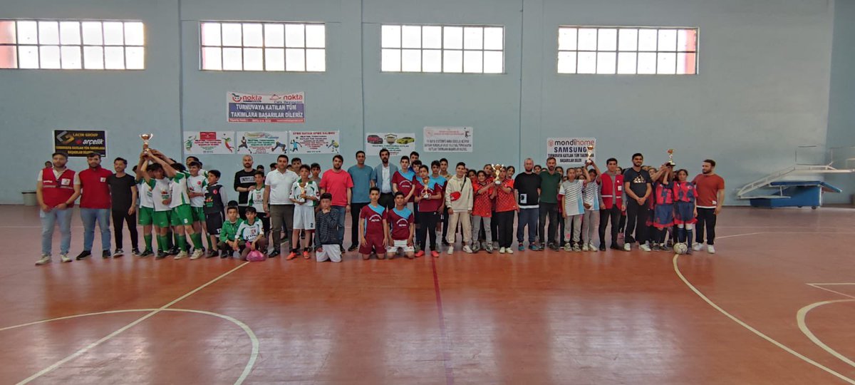 servetbulut23's tweet photo. Gençlik ve Spor İlçe Müdürlüğümüzün düzenlediği Okul Sporları kapsamında Yıldız Kız-Erkek Futsal Turnuvası yapılan kupa töreniyle sona ermiştir.Katılan tüm okullarımıza teşekkür ederiz @CankatarYusuf @ismailcalgangsb @CemilBu29716542 @FatihALPASLAN04 https://t.co/gERoc39oxt