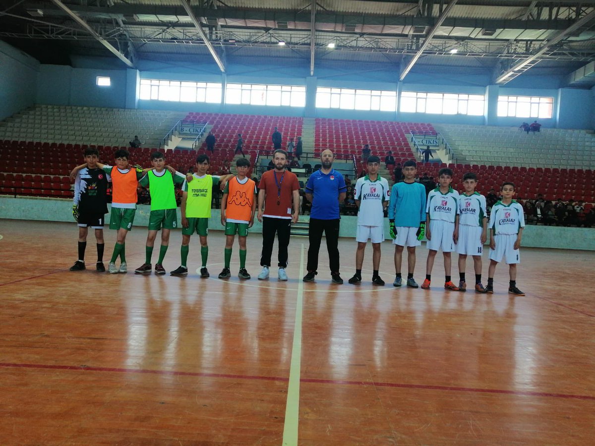 servetbulut23's tweet photo. Gençlik ve Spor İlçe Müdürlüğümüzün düzenlediği Okul Sporları kapsamında Yıldız Kız-Erkek Futsal Turnuvası yapılan kupa töreniyle sona ermiştir.Katılan tüm okullarımıza teşekkür ederiz @CankatarYusuf @ismailcalgangsb @CemilBu29716542 @FatihALPASLAN04 https://t.co/gERoc39oxt