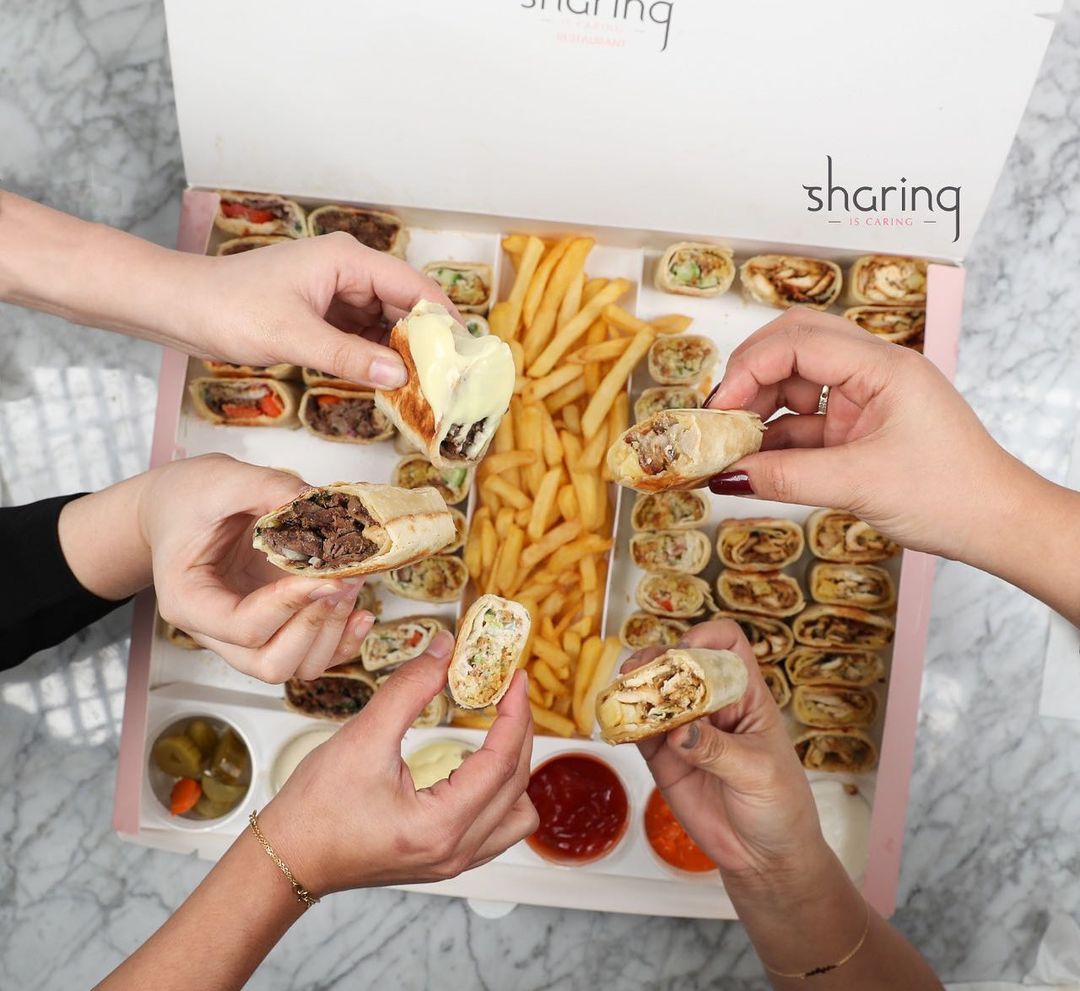 sharingrest's tweet image. Sharing Arabic Saj Mix - Big Box

بوكس مشاركة ساندويتشات الصاج الشهيّة ، تحتوي على أصناف وحشوات مختلفه مِن شاورما الدجاج ، شاورما اللحم والفلافل ، لترضي جميع الأذواق  '
السعر ١٩٠ درهم  '
متوفر للطلب‘