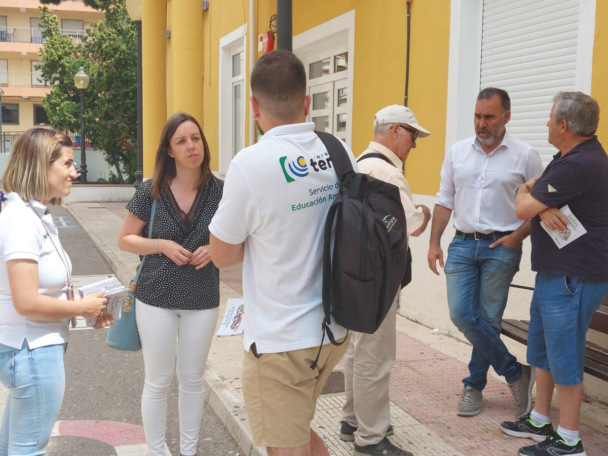 ayuntamientoibi's tweet image. 🟢♻️ Important la tasca dels educadors ambientals per difondre el missatge del reciclatge.
L&apos;alcalde i la tinent d&apos;alcalde han estat amb els educadors ambientals fent una valoració del feedback que van rebent dels veïns i veïnes d&apos;Ibi. @RSU7A2 
#redueix #reutilitza #recicla