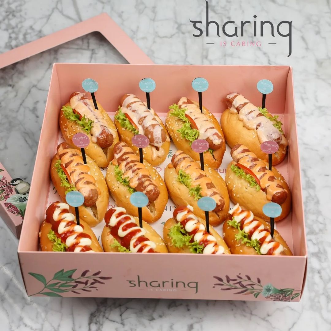 sharingrest's tweet image. Sharing Mini Hotdog Medium Box

The box contains 12 mini hot dogs with different sauces

Price: AED 84

To order please visit the link in the bio, call or communicate via WhatsApp

#abudhabi #alain #uae #pastry #cravings #foodie  #lunch #sándwiches #dinner #lunch #sharebox
