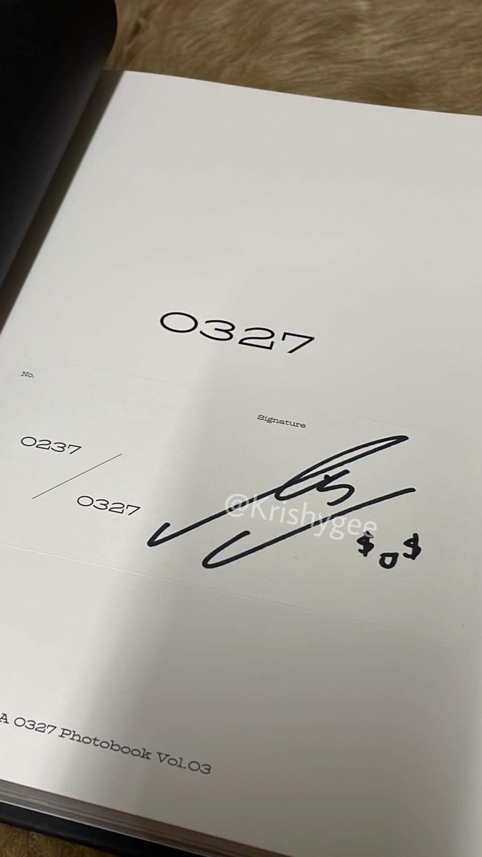 Krishygee's tweet photo. so for today’s video, I luckily pulled “0237 out of 0327” random SIGNED PHOTOBOOK BY LISA 🐥😭💛 YES LISA SIGNED PHOTOBOOK Vol.3 🥹

PS: ung isang photobook lang binili mo tapos may signed pa sa loob 🤭😄 https://t.co/nLxgajzdtu