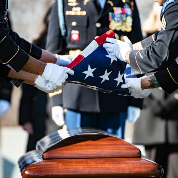 Today we pay our respect to those who gave their lives for the freedom and security of our country. These fallen heroes will never be forgotten. #MemorialDay 

📷: U.S. Army photo by Elizabeth Fraser / Arlington National Cemetery