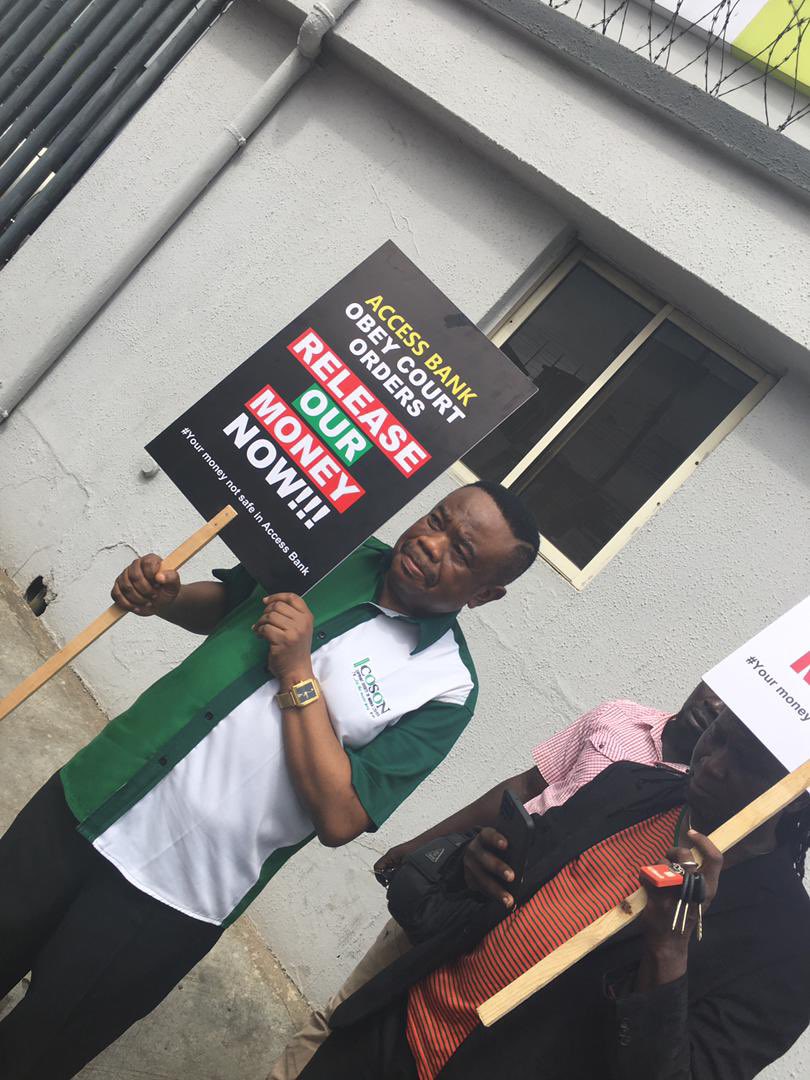 hexoli's tweet photo. Access bank bombarded by musicians.

#Accessbank #Coson #yourmoneyisnitsafewithaccessbank https://t.co/XUJezXya2m