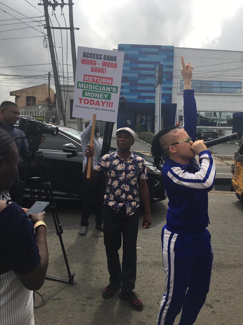 hexoli's tweet photo. Access bank bombarded by musicians.

#Accessbank #Coson #yourmoneyisnitsafewithaccessbank https://t.co/XUJezXya2m