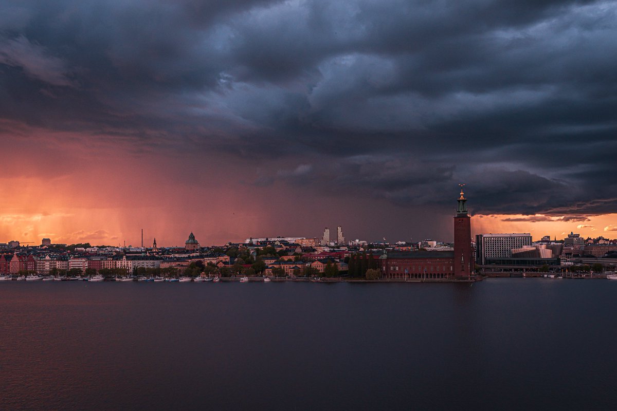 Good afternoon friends! 'Storm on the horizon'
🔸️
🔸️
A beautiful, moody moment spent enjoying the chance to capture a passing storm over Stockholm city last week. 
The <a href="/NikonEurope/">NikonEurope</a> #Z9 loved sucking it all up onto it's sensor!