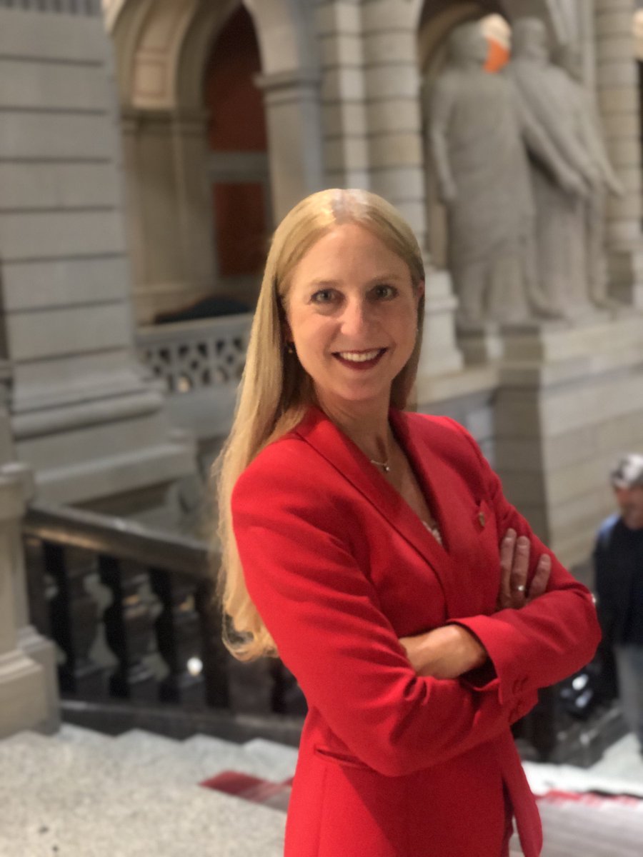 KatjaChrist's tweet photo. In Kürze beginnt die #Sommersession hier im #Bundeshaus ☀️
Ich bin bereit, rund ums JA oder NEIN zu #debattieren u. hoffentlich die richtigen #Entscheide zu treffen, eigene #Ideen einzubringen und für Mehrheiten zu kämpfen. 
👉Die grosse #Verantwortung verlangt nach #FullPower 💥 https://t.co/WT3Db5z1Fi