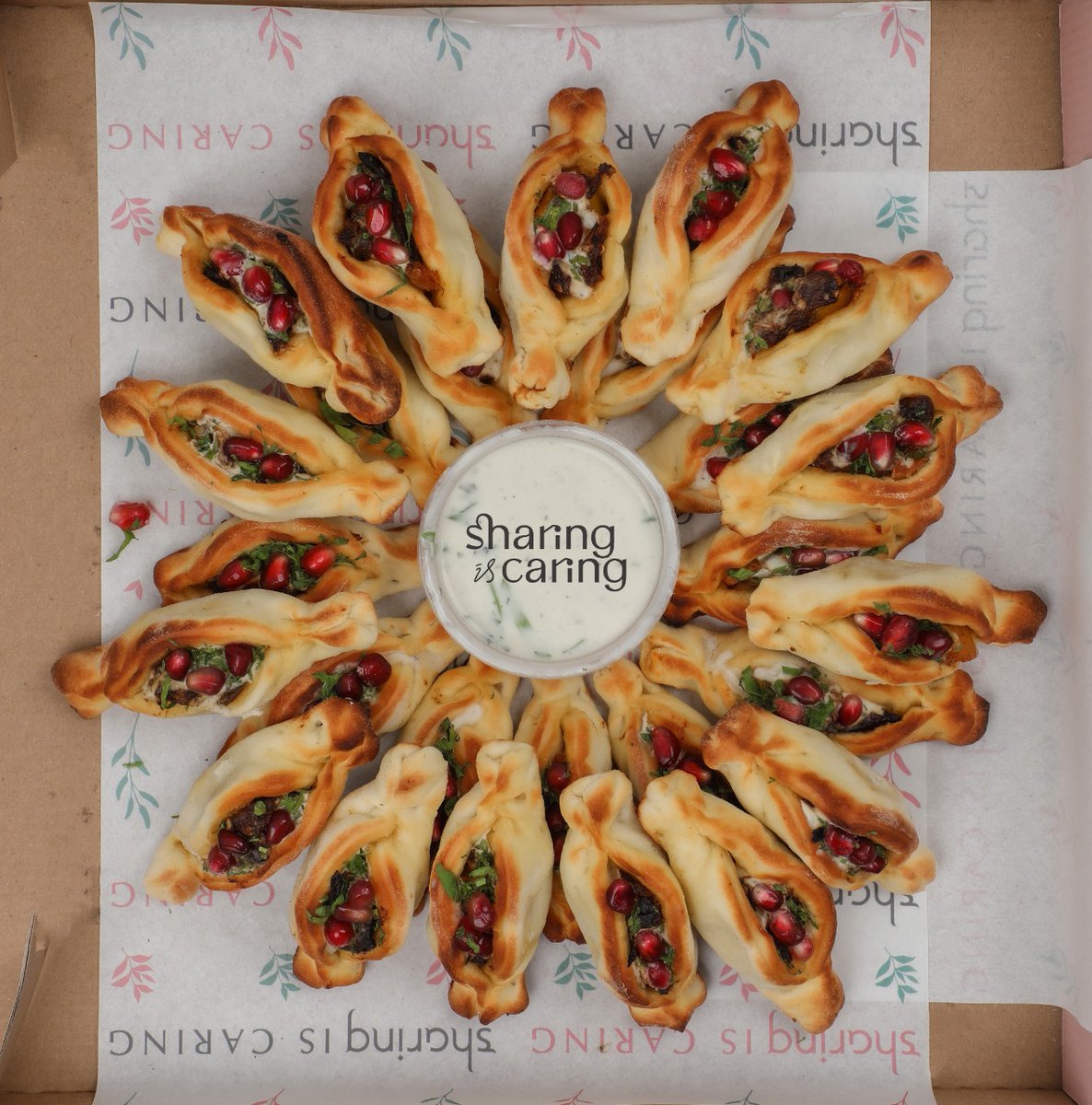 sharingrest's tweet image. Sharing Fattah Fatayer Box

26 pcs mix fatayers with fillings (eggplant , cauliflower, parsley and tahin
Price: AED 95

To order please visit the link in the bio, call or communicate via WhatsApp

#abudhabi #alain #uae #foodie #foodbox #lunch #sándwiches #dinner #lunch #abudhabi