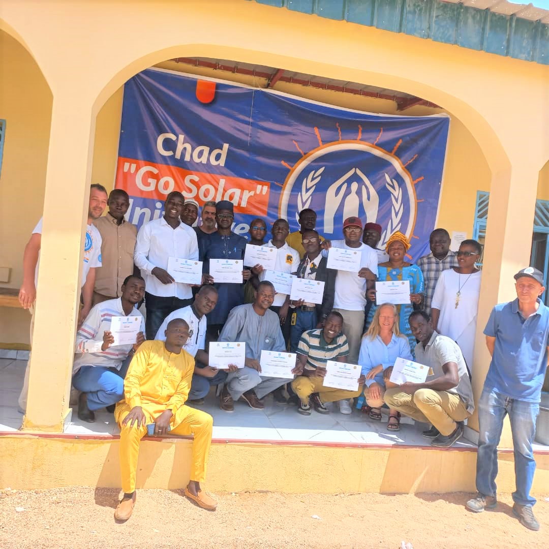 UnhcrTchad's tweet photo. A l’issue de la formation du 24 au 29 mai 2022 au centre de formation solaire d’Abéché les 17 participants  (des ministères de l'hydraulique urbaine et rurale, du pétrole et de l'énergie et humanitaires) ont reçu chacun un certificat de participation. https://t.co/7Q2P2xUt6A