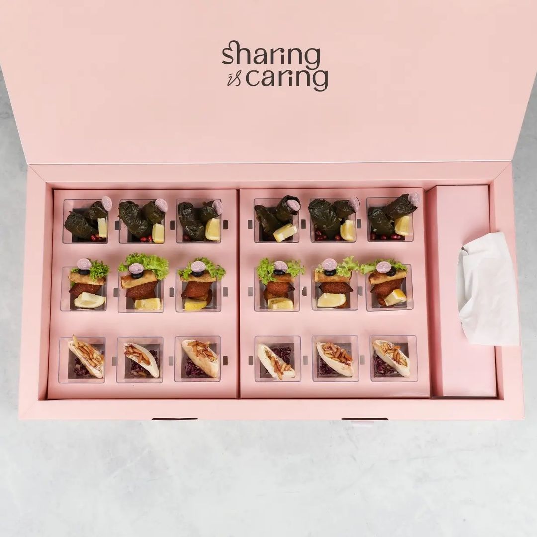 sharingrest's tweet image. Sharing Appetizer Box

18 cups (6 cups waraganab, 6 cups mini kibbe, samosa, and spring roll and 6 cups sandwich with hummus)

Price: AED 145

To order please call or communicate via WhatsApp

#abudhabi #alain #uae #pastry  #foodie #foodbox #lunch #sándwiches #abudhabi #alain
