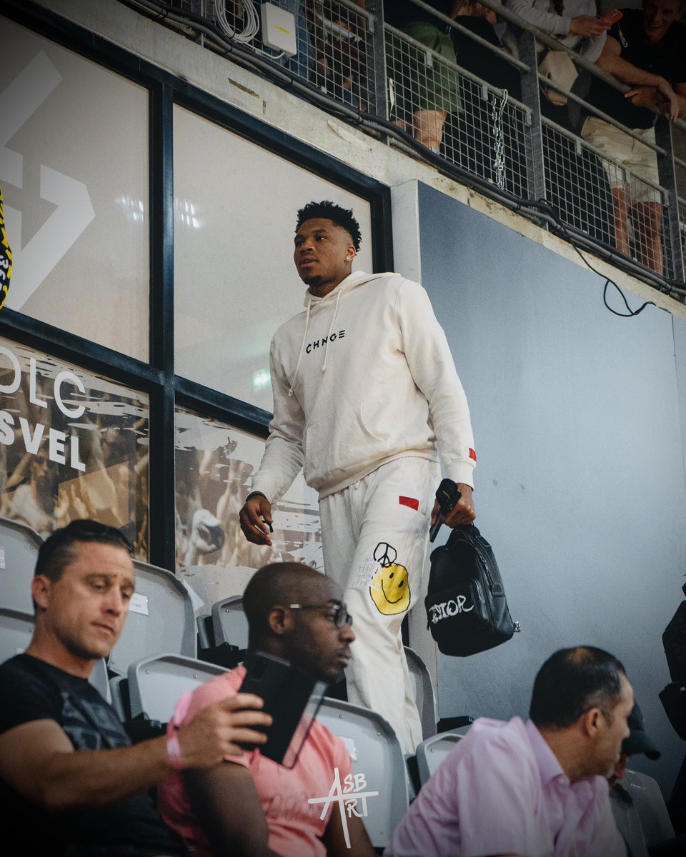 Ah oui! Hier il y avait Giannis aussi au match 😁 <a href="/50NuancesDeNBA/">50 Nuances 🇺🇸🏀</a>